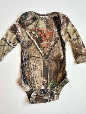 Game winner Camo embroidered Deer Long-Sleeve Baby One-Piece in Brown/Green